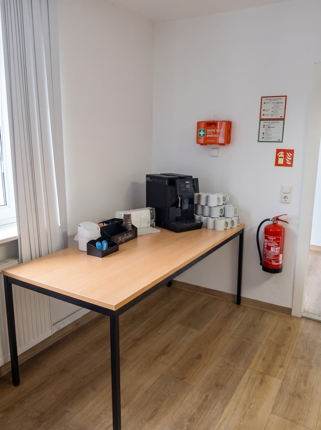 Pausenbereich mit Kaffeeautomat und Tassen